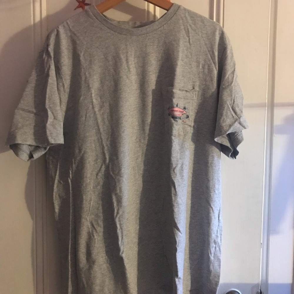 Vineyard Vines Shark Week Discovery Channel Men’s logo short sleeve Pocket Tee